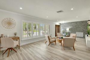 Riviera - Canal Views, Pool, & Work Friendly.