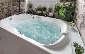 Appartements Gorgeous Home In Balansun With Outdoor Swimming Pool : photos des chambres