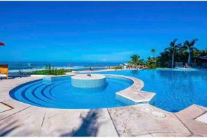BEACH FRONT~ JACUZZI ~ SPECTACULAR OCEAN VIEWS