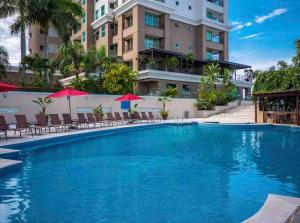 BEACH FRONT~ JACUZZI ~ SPECTACULAR OCEAN VIEWS