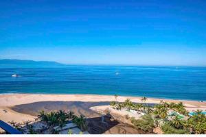 BEACH FRONT~ JACUZZI ~ SPECTACULAR OCEAN VIEWS