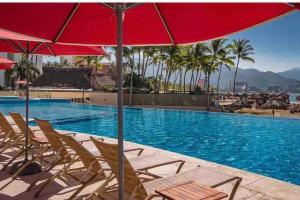 BEACH FRONT~ JACUZZI ~ SPECTACULAR OCEAN VIEWS