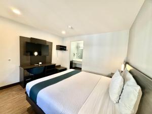 Deluxe King Room - Non-Smoking room in Motel 6-Bellflower CA - Los Angeles