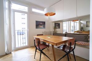 Spacious apartment with view of the Eiffel Tower
