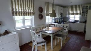 Reetdachhaushaelfte-1