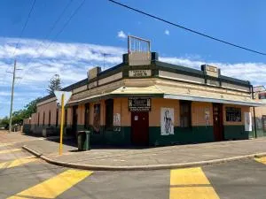 Main Reef Hotel - Boulder