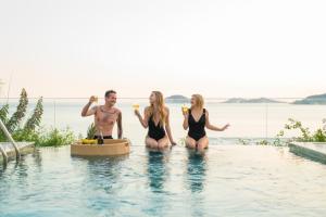 BEACHFRONT WHITE VILLA WİTH PRIVATE SWIMMING POOL