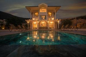 BEACHFRONT SARI VILLA WİTH PRIVATE SWIMMING POOL