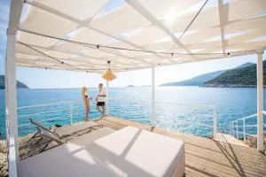 BEACHFRONT SARI VILLA WİTH PRIVATE SWIMMING POOL - Yeşilköy