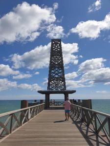 Les pieds presque dans leau