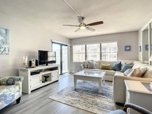 Coastal Living at its Best Ocean View Castle Reef 409