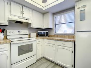 Coastal Living at its Best Ocean View Castle Reef 409