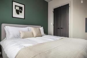W Loop 2BR w Gym Pool nr Fulton Mkt CHI-254