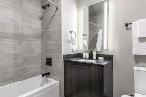 W Loop 2BR w Gym Pool nr Fulton Mkt CHI-254