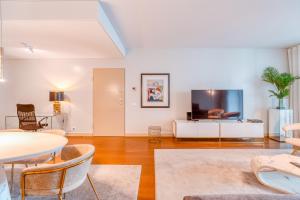 Suite BK - 3 Pools - Gym - AC - Huge Balcony