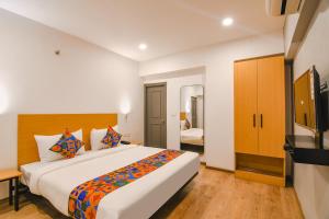 FabHotel Sayeeda International - 600m from Park Circus 7 Point