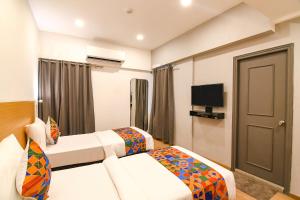FabHotel Sayeeda International - 600m from Park Circus 7 Point