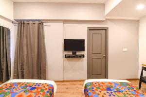 FabHotel Sayeeda International - 600m from Park Circus 7 Point