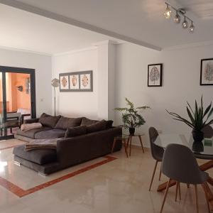 2 Bed - Sleeps 4 - Walk to Villamartin Plaza