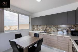 Central & Spacious Penthouse w 1BR + City View by 360 Estates