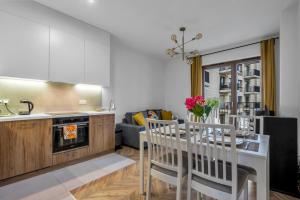 Business District Apartment - Parking, Balcony by Rentujemy