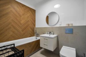 Business District Apartment - Parking, Balcony by Rentujemy