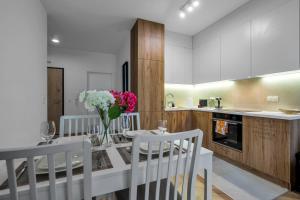 Business District Apartment - Parking, Balcony by Rentujemy