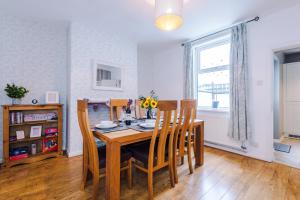NEW! Spacious 2-bed home in Chester by 53 Degrees Property, Ideal for Long Stays, Great location - Sleeps 6