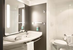 Hotels B&B HOTEL Paris Grand Roissy CDG Aeroport 4 etoiles : photos des chambres