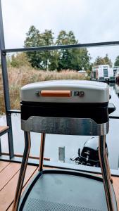 Waterview - Schwimmendes Ferienhaus "Black Pearl" auf dem Wasser mit Blick zur Havel, inkl Boot zur Nutzung