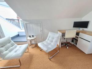 West Hill Retreat Seaview Balcony Loft Apartment & Free Offstreet Parking