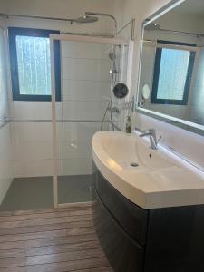 Maison moderne au calme avec billard, jacuzzi, bain à remous, piscine, Babyfoot