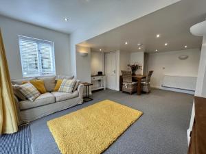 The Coach House - with hot tub