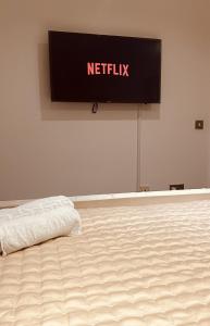 Modern Leeds Dock Apt &Free Secure Parking!