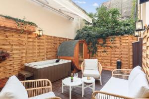 Appartements Suite luxueuse avec jardin prive Sauna et Jacuzzi : photos des chambres