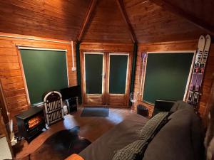 Romantic Swiss Cabin Hideaway & Hot Tub Spa Pool