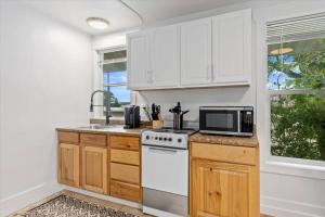 Unit 8: Lovely updated apartment!
