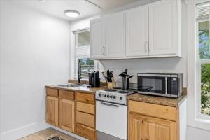 Unit 8: Lovely updated apartment!