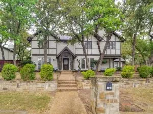 Trophy Haven Retreat With Pool - Roanoke