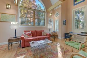 WNC French Broad RiverWalk Retreat with WiFi