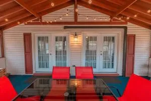 Cheerful Chalet - Fireplace, BBQ, Firepit& Hottub - Pocono Pines