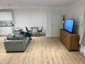 Large Cosy Maidstone Studio Flat