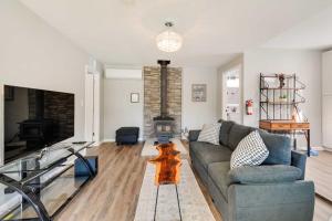 Waterfront Mariposa Hideaway Hot Tub and Mtn Views! - 3hvězdičkové hotely ve městě Mariposa