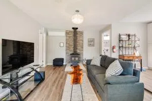 Waterfront Mariposa Hideaway Hot Tub and Mtn Views! - Bootjack