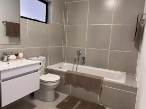 Luxury Ultra Modern Apartment - Queen Bed, Inverter, Pool, Gym & Spacious Balcony