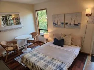 Pebbly Beach Suite in Snug Cove - Ґібсонс