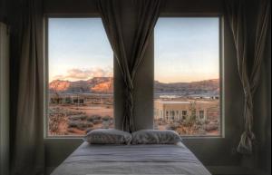 Page Arizona border town- Grand Serenity room with Mesa Views