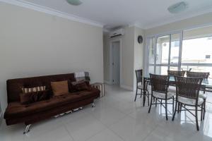173 - Apartamento 02 Dormitórios na praia de Bombas para 6 pessoas