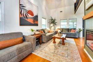 Riverfront Cuero Vacation Home w Spacious Deck!