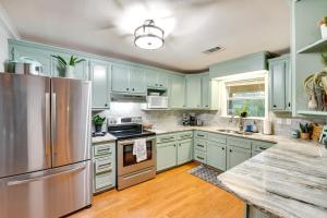 Riverfront Cuero Vacation Home w Spacious Deck!